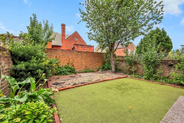 3 Bedroom Flat To Rent In Inman Road, London, NW10