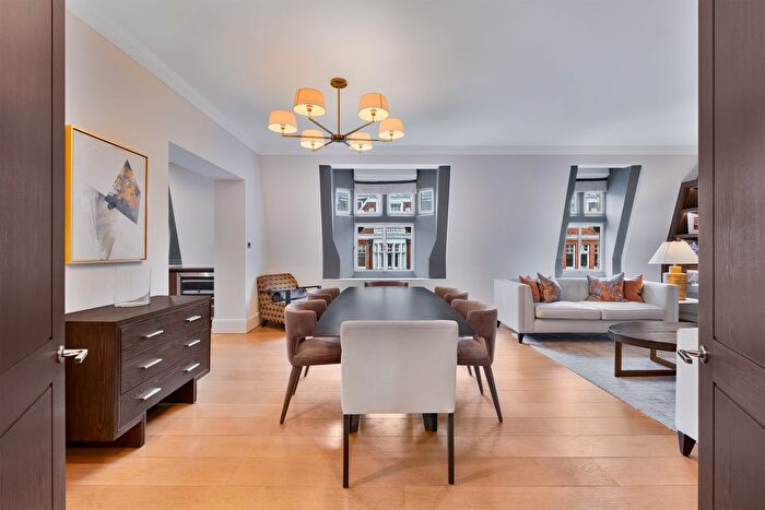 3 Bedroom Flat To Rent In Duke Street, Westminster, London, W1K