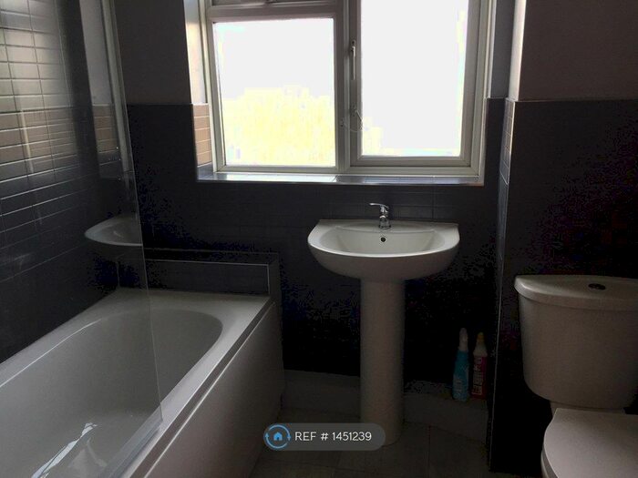 2 Bedroom Maisonette To Rent In Maple Grove, Conisbrough, Doncaster, DN12