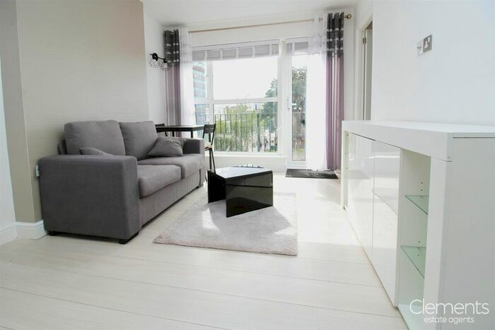 1 Bedroom Flat To Rent In The Square, Marlowes, Hemel Hempstead, HP1