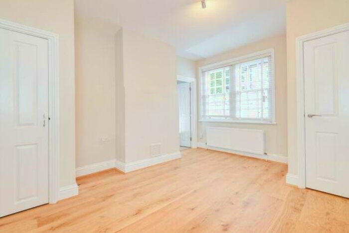 3 Bedroom Apartment To Rent In Oxford Gardens, London, W10