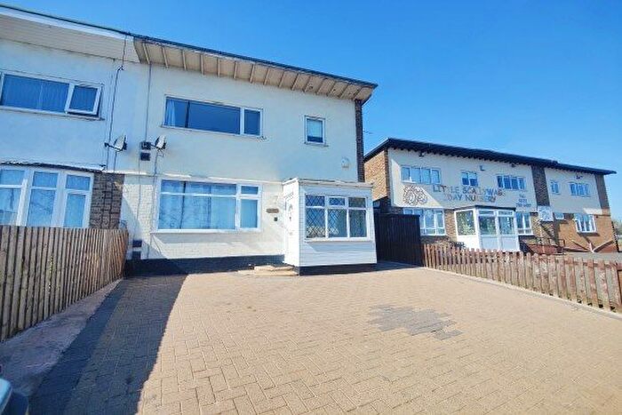 3 Bedroom Semi-Detached House To Rent In Garretts Green Lane, Birmingham, B33