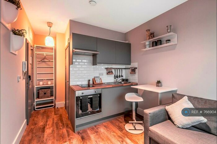 1 Bedroom Flat To Rent In Castle Street, High Wycombe, HP13