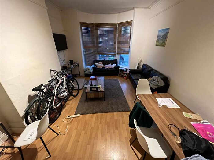 2 Bedroom Apartment To Rent In Kelso Road, Hyde Park, Leeds, LS2