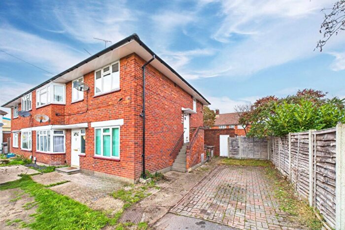 2 Bedroom Maisonette For Sale In Covey Close, Farnborough, Hampshire, GU14