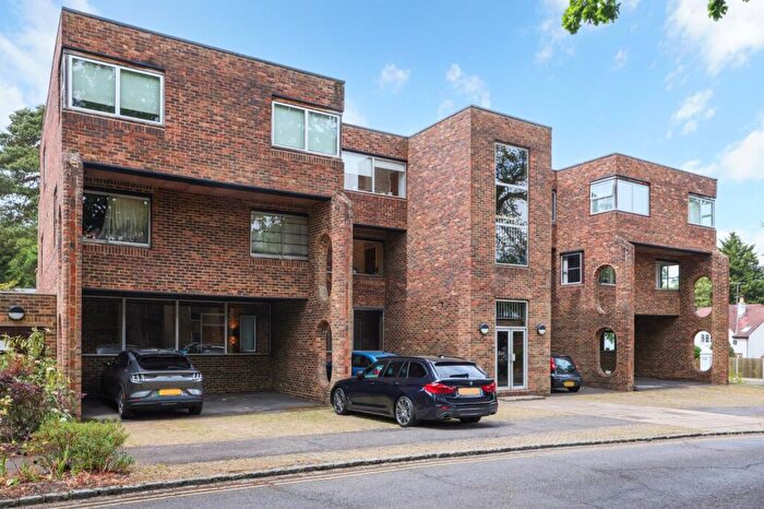 2 Bedroom Apartment For Sale In Stroudwater Park, Weybridge, Surrey, KT13