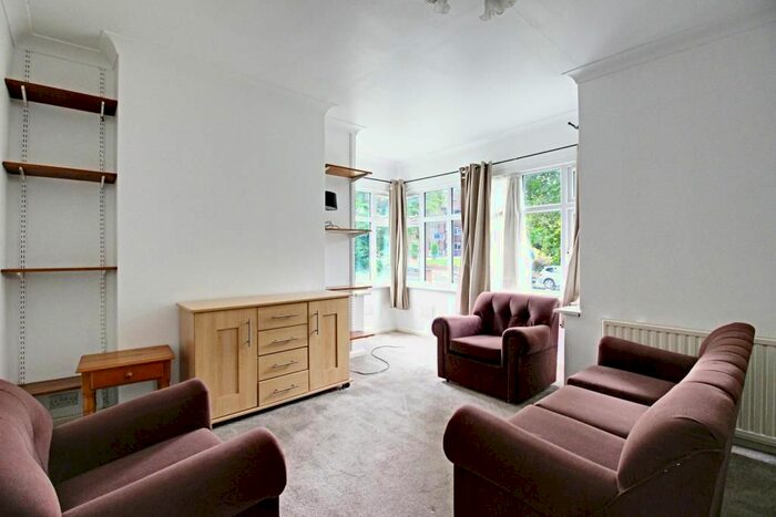 3 Bedroom Flat To Rent In Moss Hall Court, Moss Hall Grove, Finchley, London, N12