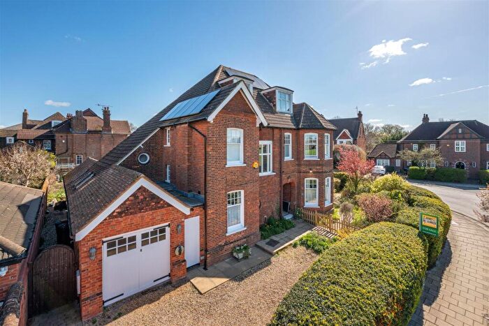 6 Bedroom Detached House For Sale In Pemberley Avenue, Bedford, MK40