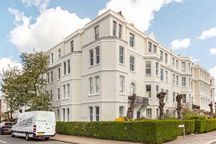 3 Bedroom Flat To Rent In Disraeli Gardens, Putney, SW15