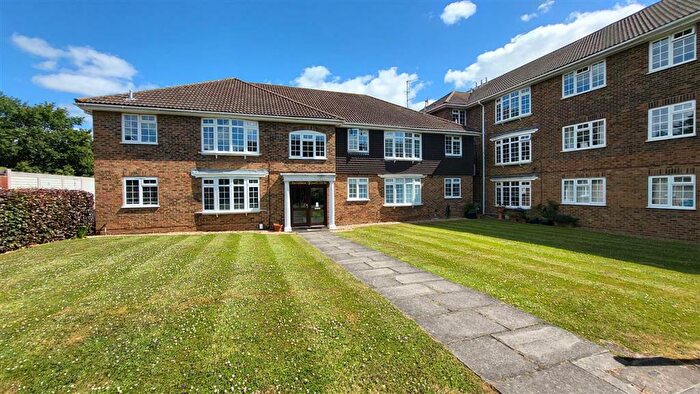 3 Bedroom Apartment To Rent In Waverley Road, Enfield, EN2