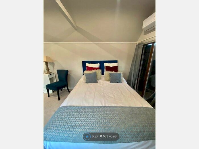 Studio To Rent In Somerden Green, Nr Edenbridge Kent, TN8