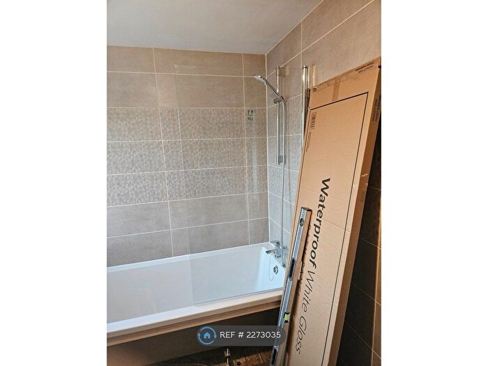 3 Bedroom Semi-Detached House To Rent In Flinkford Close, Walsall, WS5