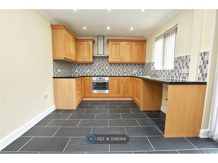 4 Bedroom Terraced House To Rent In Duke Street, Manchester, OL10