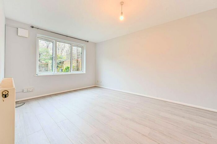 2 Bedroom Flat To Rent In Burford Road, Catford, London, SE6