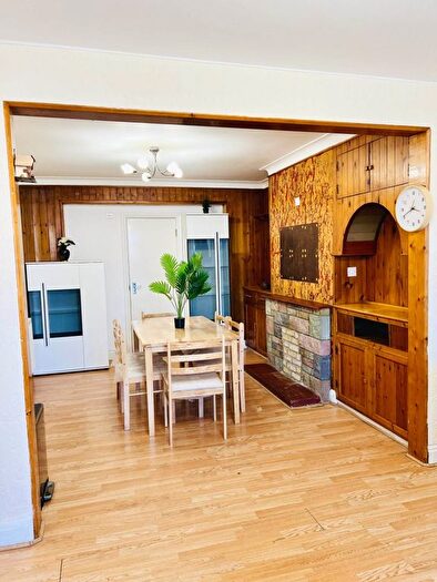 4 Bedroom Semi Detached House For Sale In Hitherbroom Road, Hayes, UB3