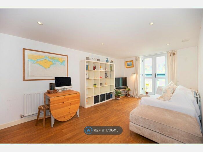 1 Bedroom Flat To Rent In Garratt Lane, London, SW18