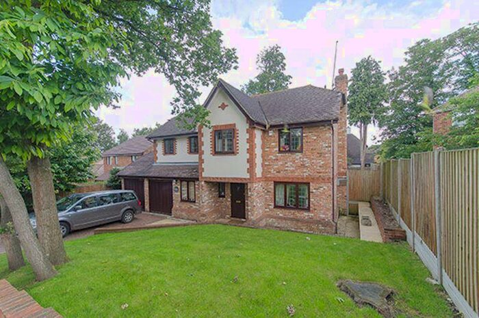 5 Bedroom Detached House To Rent In Cranmer Close, Weybridge, KT13
