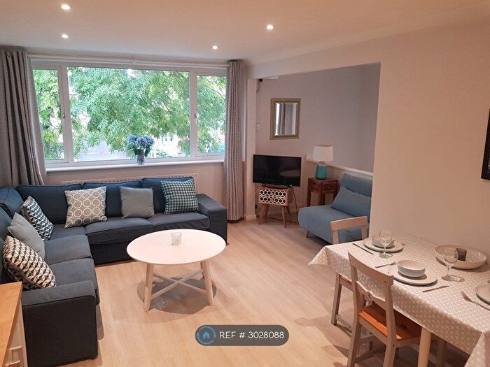 3 Bedroom Flat To Rent In Dukes Avenue, New Malden, KT3