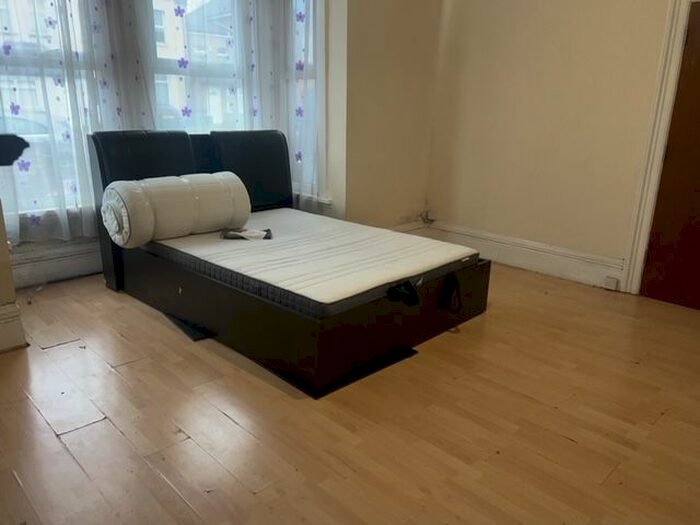 Studio To Rent In Aldborough Road South, Ilford, IG3