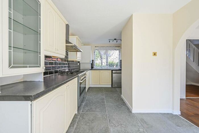 3 Bedroom Flat To Rent In Crofts Street, Tower Hamlets, London, E1