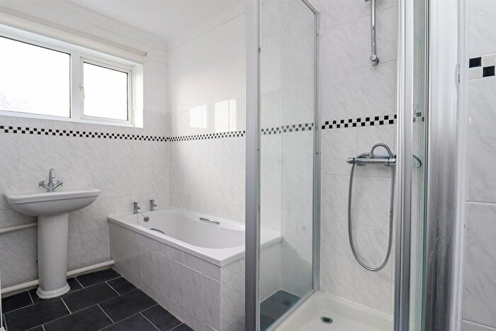 2 Bedroom Flat For Sale In Collington Avenue, Bexhill-On-Sea, TN39