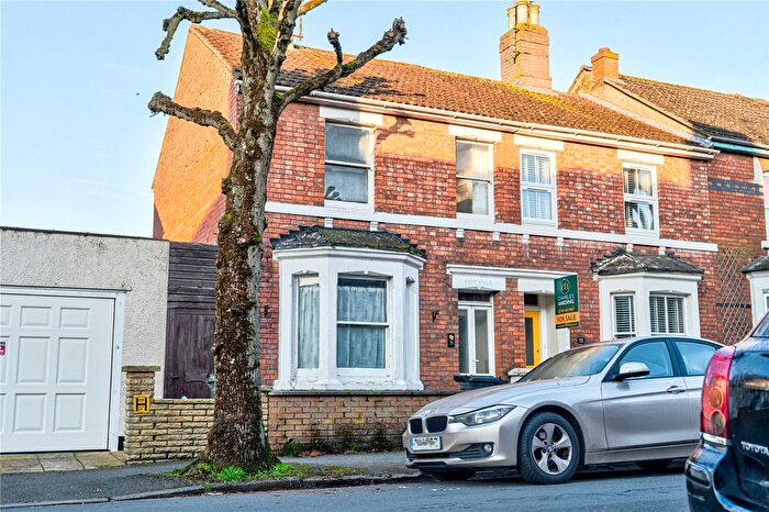 3 Bedroom End Terrace House For Sale In Avenue Road, Old Town, Swindon, Wiltshire, SN1