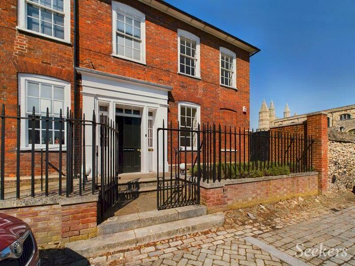 6 Bedroom Semi-Detached House To Rent In The Precinct, Rochester, ME1