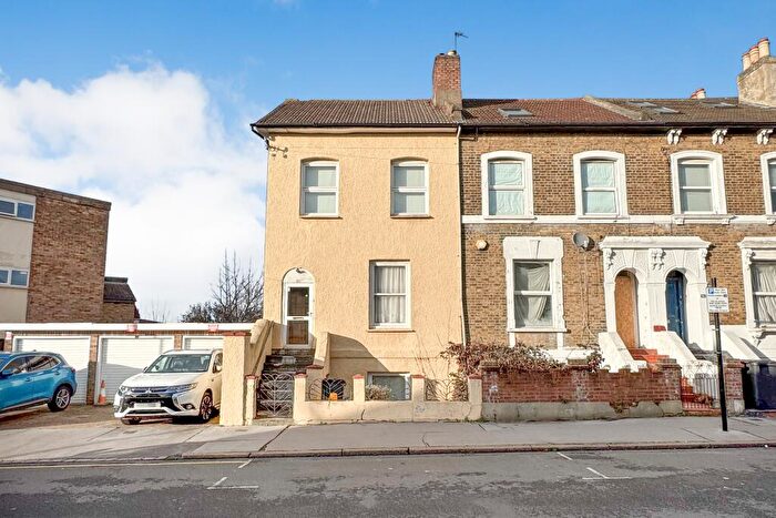 5 Bedroom End Of Terrace House For Sale In Fernham Road, Thornton Heath, CR7