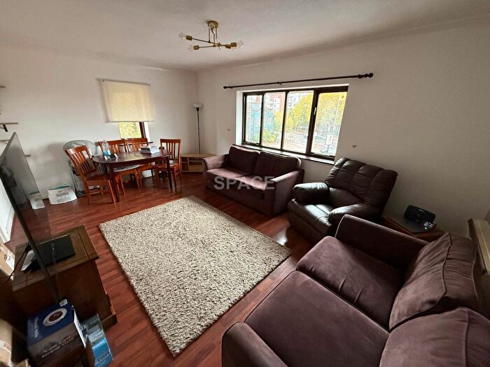 2 Bedroom Flat To Rent In Granby Court, Reading, RG1