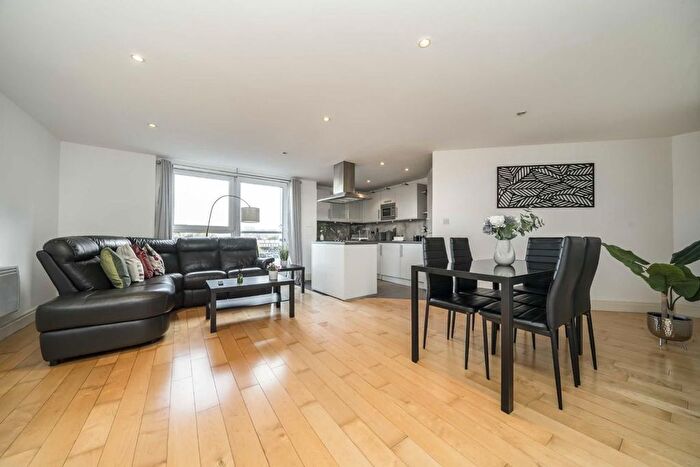 2 Bedroom Flat For Sale In Smugglers Way, London, SW18