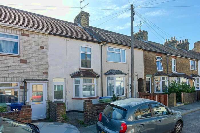 3 Bedroom Link Detached House To Rent In Cowper Road, Sittingbourne, Kent, ME10