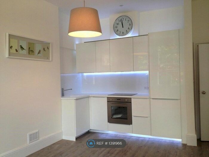 2 Bedroom Flat To Rent In St. Pauls Avenue, London, NW2