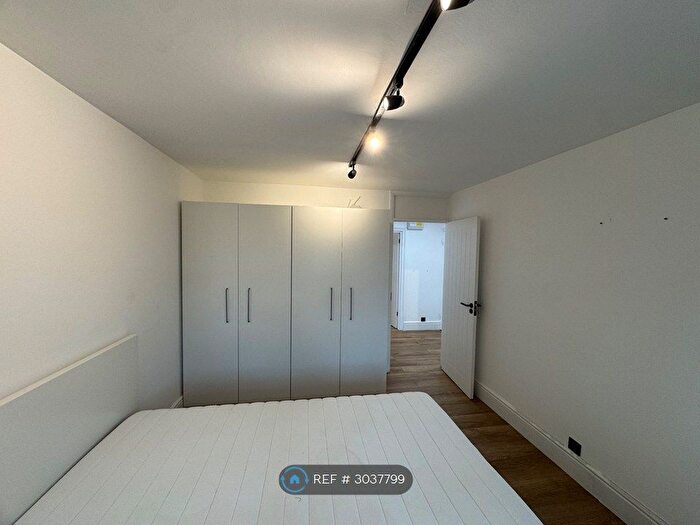 1 Bedroom Flat To Rent In Copper Beeches, Isleworth, TW7
