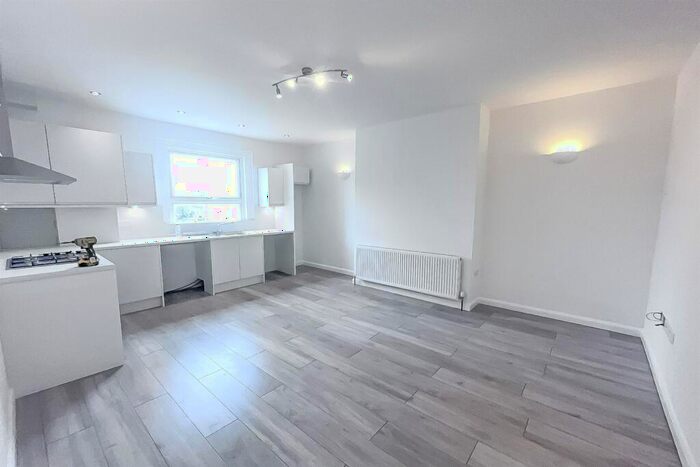 3 Bedroom Flat To Rent In Sunningfields Road, Hendon, NW4