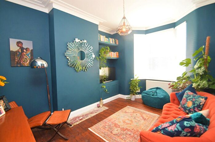 2 Bedroom Ground Maisonette To Rent In Rockmount Road, London, SE18