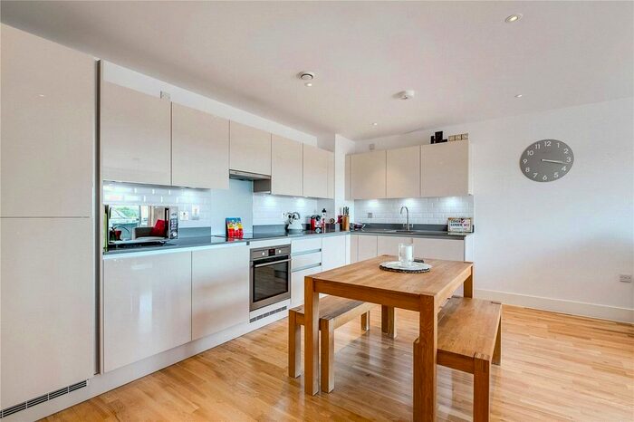 2 Bedroom Flat To Rent In Derry Court, Streatham High Road, London, SW16