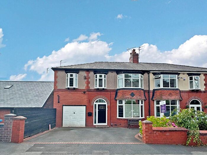 4 Bedroom Semi-Detached House For Sale In Thorncliffe Avenue, Royton, OL2