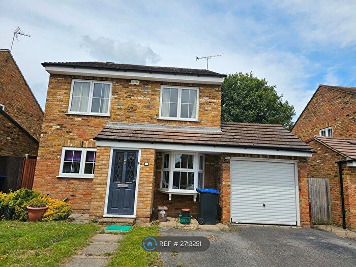 5 Bedroom Detached House To Rent In Sands Farm Drive, Burnham, Slough, SL1