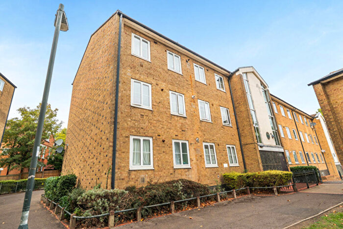 3 Bedroom Apartment For Sale In Chulsa Road, London, SE26