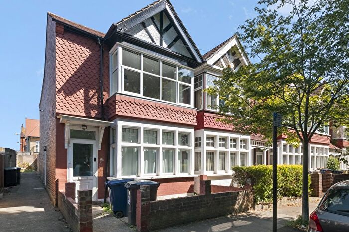 3 Bedroom Flat To Rent In Milton Road, Hanwell, W7