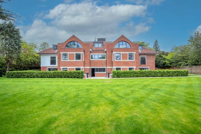 3 Bedroom Flat To Rent In Wellington Court, Penn Road, Beaconsfield, Buckinghamshire, HP9