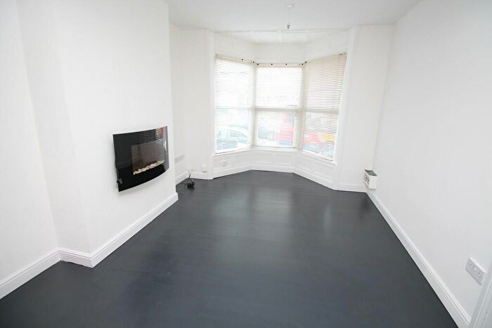 Studio To Rent In Flat Station Street, S64