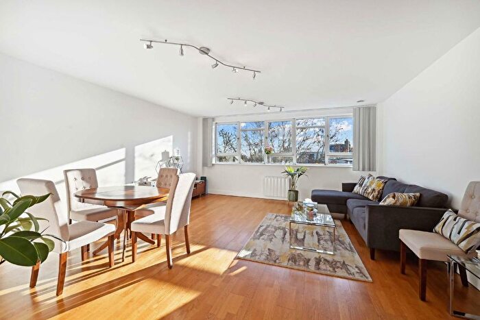 3 Bedroom Flat To Rent In Heathcroft, Ealing, W5