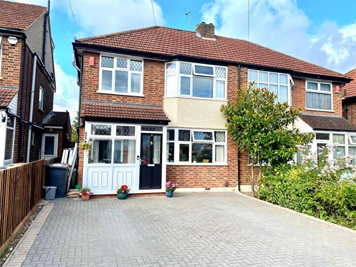 3 Bedroom Semi-Detached House For Sale In Dove Lane, Potters Bar, EN6