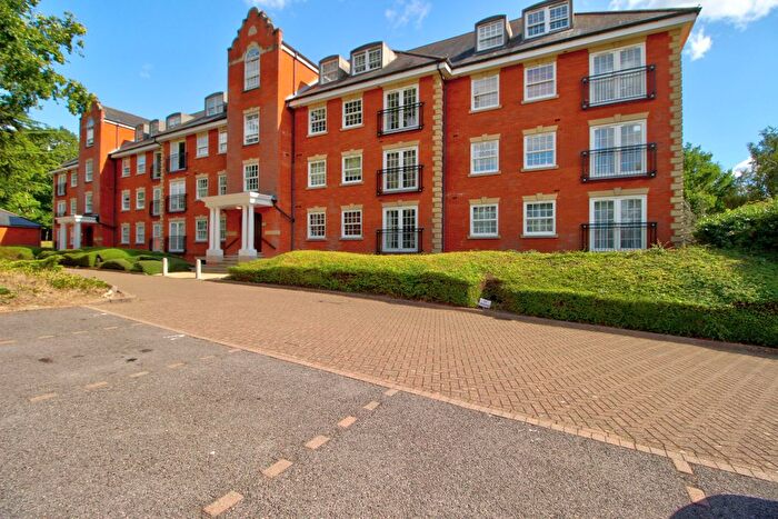 3 Bedroom Flat For Sale In Keephatch Park, Wokingham, RG40