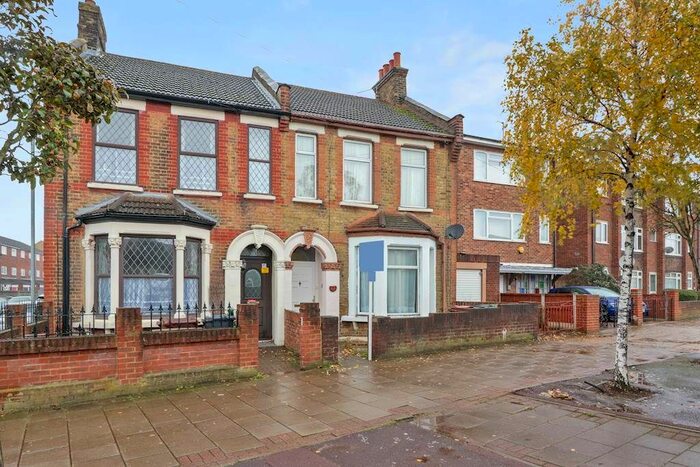 4 Bedroom Semi-Detached House To Rent In Rainham Road South, Dagenham, RM10