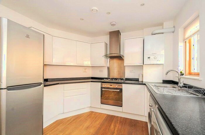 2 Bedroom Apartment To Rent In Green Lanes, Palmers Green, London, N13
