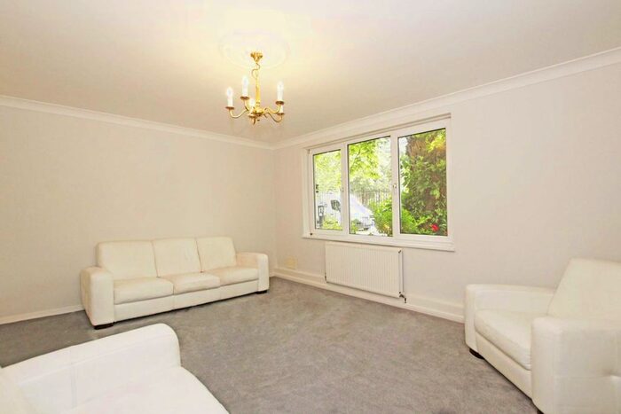3 Bedroom Flat To Rent In Barrowgate Road, London, W4