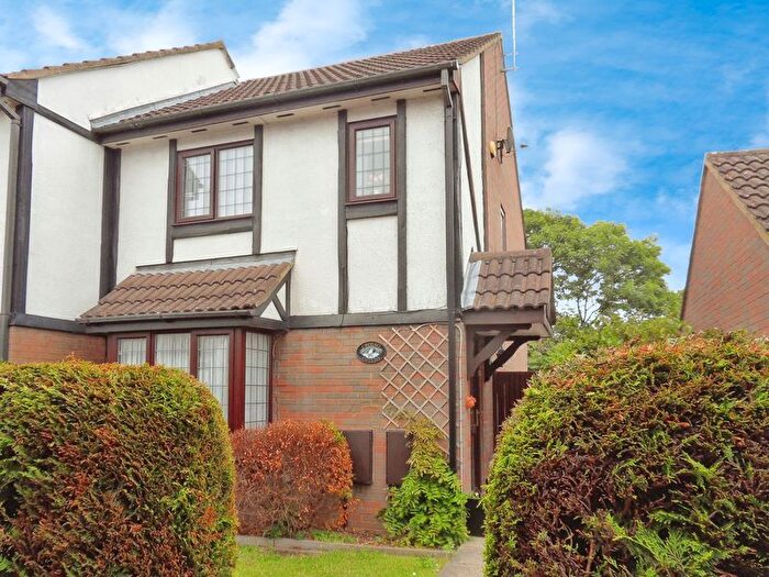 3 Bedroom End Terrace House For Sale In Queensbury Close, Bedford, MK40