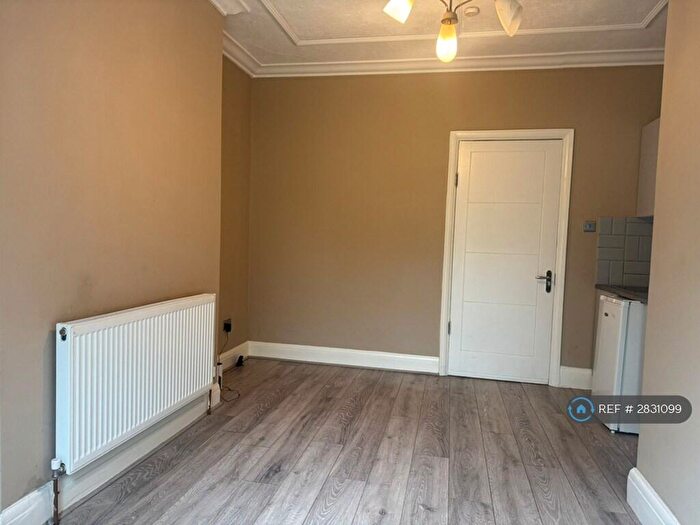 Studio To Rent In Hallswelle Road, London, NW11